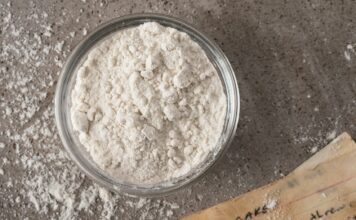 Dieta przeciw „spuchniętej twarzy”: co naprawdę zatrzymuje wodę w organizmie