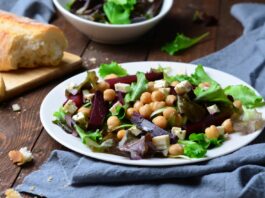 Sałatka świąteczna, którą każdy pyta o przepis (i nie ma w niej majonezu)