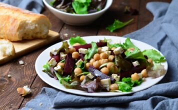 Sałatka świąteczna, którą każdy pyta o przepis (i nie ma w niej majonezu)