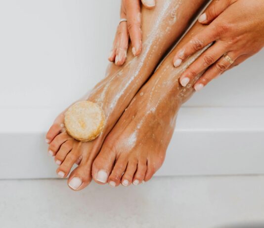 Suche stopy vs potliwe stopy: dwie różne rutyny, jeden częsty błąd