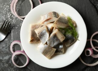 Śledzie na Wigilię inaczej: 3 szybkie wersje, które znikają pierwsze