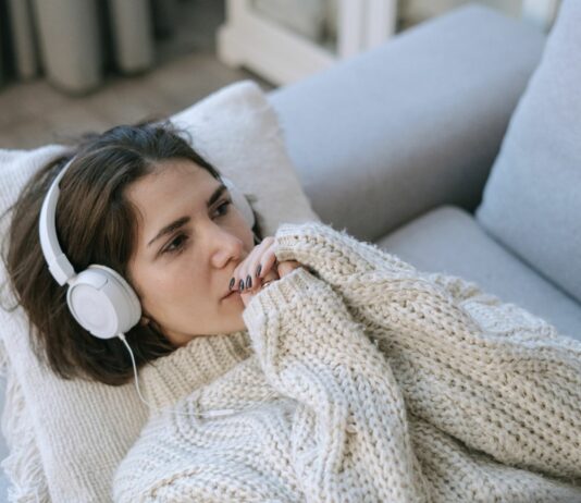 Święta dla introwertyczki: jak przetrwać rodzinny maraton i nie wrócić do domu jak zombie