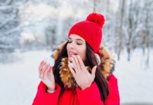 Zimowy trądzik? Tak, to możliwe. Dlaczego skóra jednocześnie się przesusza i „zapycha”