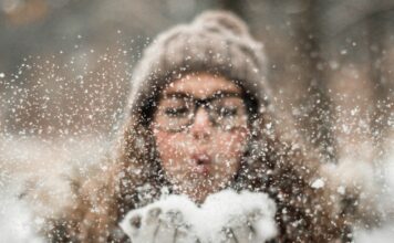 Elektryzujące włosy i czapka: jak nie wyglądać jak „puch”