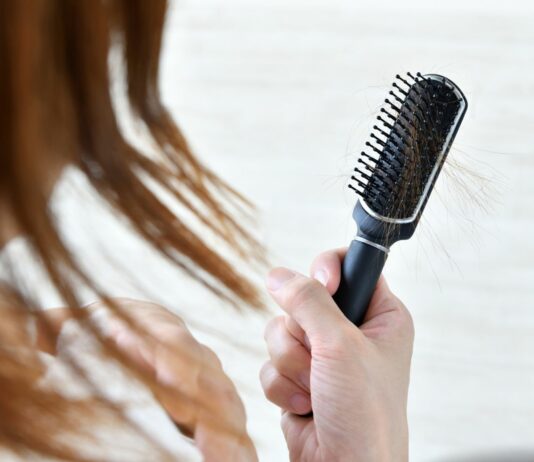 Włosy łamią się, a nie wypadają – jak rozpoznać problem i realnie go naprawić