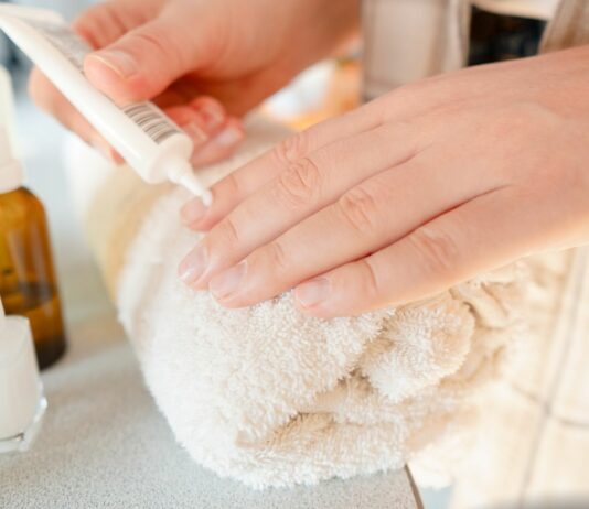 Paznokcie jak „papier” – dlaczego się rozdwajają, ale nie łamią?