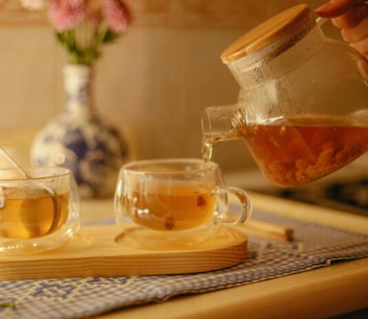 Herbaty na zaskórniki i stany zapalne. Co warto mieć w kuchni?