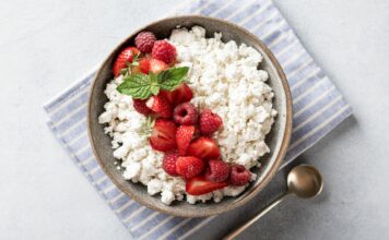 Białkowe śniadanie bez nudy. 7 składników, które sycą na długo