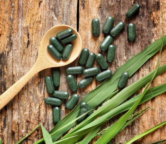 Chlorofil i zielone soki – jak wspierać dotlenienie komórek skóry od środka