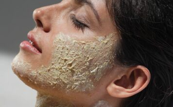 Peelingi wiosną – co wybrać, żeby nie zniszczyć skóry przed słońcem