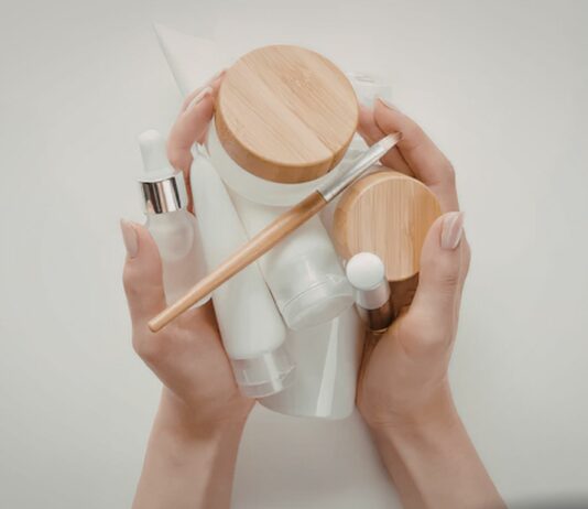 Lekkie kremy na wiosnę – co zmienić w pielęgnacji