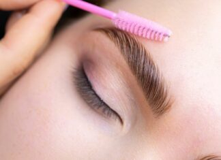 Laminacja brwi i rzęs – co naprawdę robi z włosem