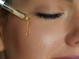 Oczyszczanie olejkiem – czy zapycha? Fakty i mity o demakijażu OCM