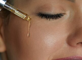 Oczyszczanie olejkiem – czy zapycha? Fakty i mity o demakijażu OCM