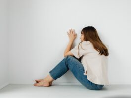 Przebodźcowanie w codzienności – cichy wróg Twojej skóry i hormonów