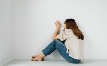Przebodźcowanie w codzienności – cichy wróg Twojej skóry i hormonów