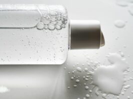 Toniki złuszczające – jak stosować bez niszczenia skóry