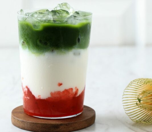 Lodowa matcha truskawkowa. Napój, który przejął TikToka