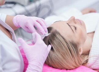 Mezoterapia skóry głowy wraca co wiosnę. Czy naprawdę działa na wypadające włosy?