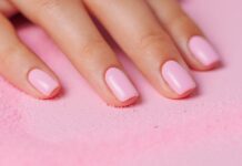 Mydełkowe paznokcie podbijają salony. Dlaczego soap nails stały się największym trendem manicure?
