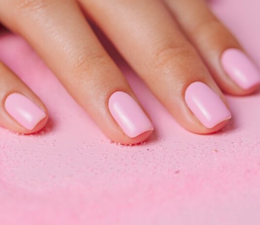 Mydełkowe paznokcie podbijają salony. Dlaczego soap nails stały się największym trendem manicure?