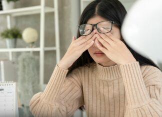 Zmęczenie, mgła mózgowa i problemy z koncentracją. Co może stać za tymi objawami?