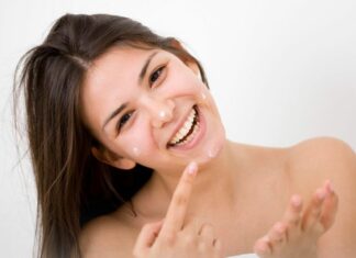 Pielęgnacja „dopamine beauty”. Czy kosmetyki mogą poprawiać nastrój?