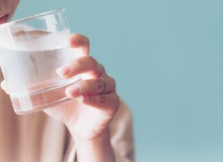 7 sygnałów, że pijesz za mało wody, choć wcale nie czujesz pragnienia