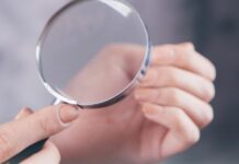 Zielona bakteria na paznokciu. Co to właściwie jest?