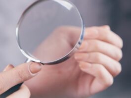 Zielona bakteria na paznokciu. Co to właściwie jest?