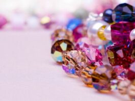 Bedazzling podbija beauty. Kryształki są już nie tylko elementem makijażu