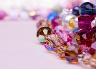 Bedazzling podbija beauty. Kryształki są już nie tylko elementem makijażu
