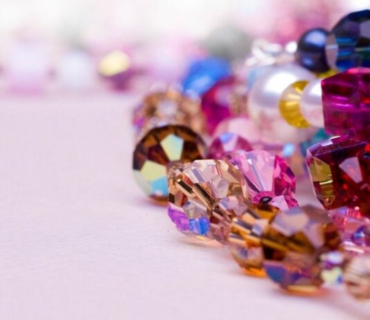 Bedazzling podbija beauty. Kryształki są już nie tylko elementem makijażu